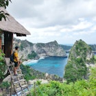 The Molenteng Treehouse (Rumah Pohon) is located within the Thousand Island viewpoint looking along the coast of Nusa Penida.